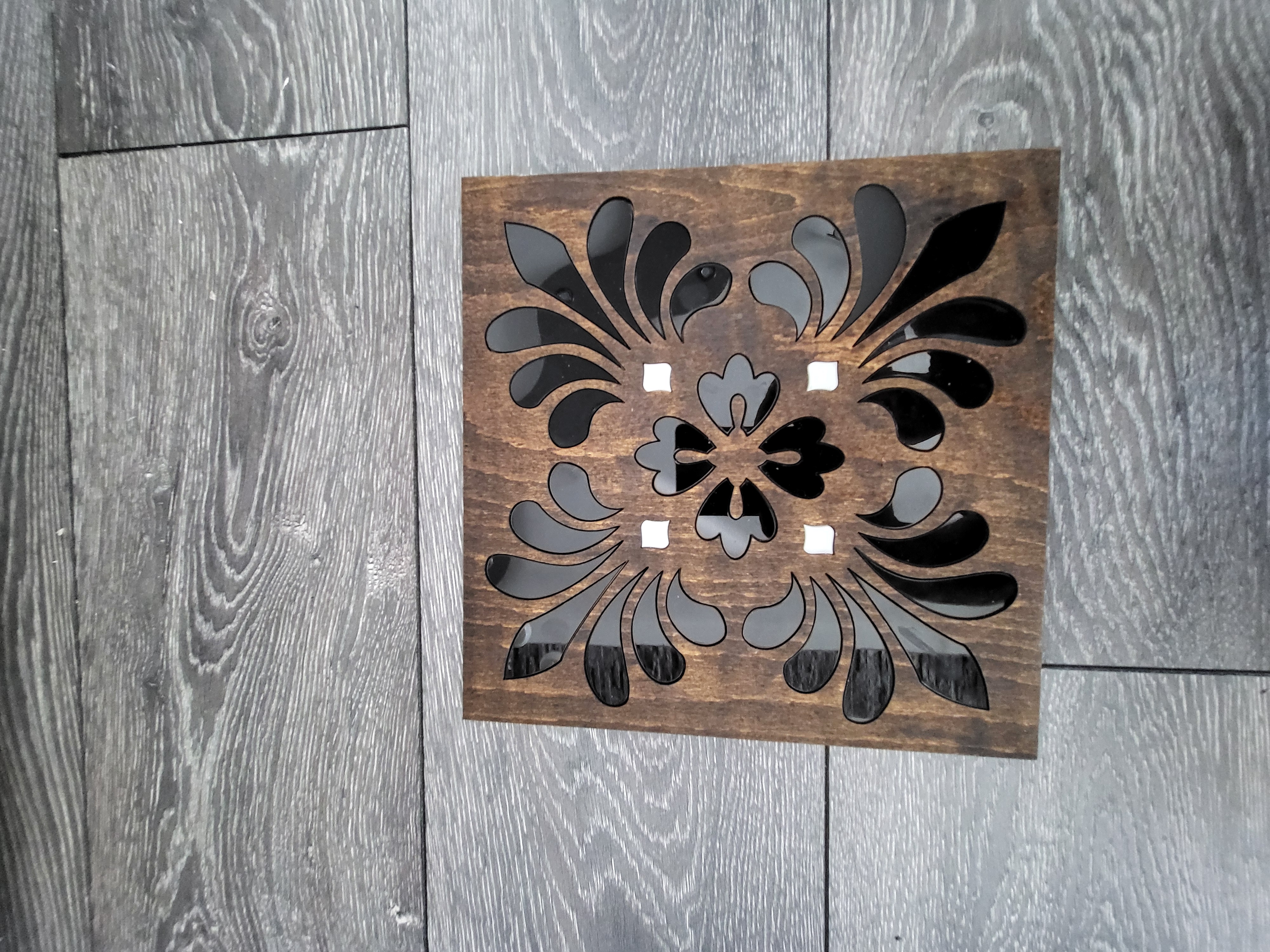 Podložka pod hrniec, alebo deko na stenu.